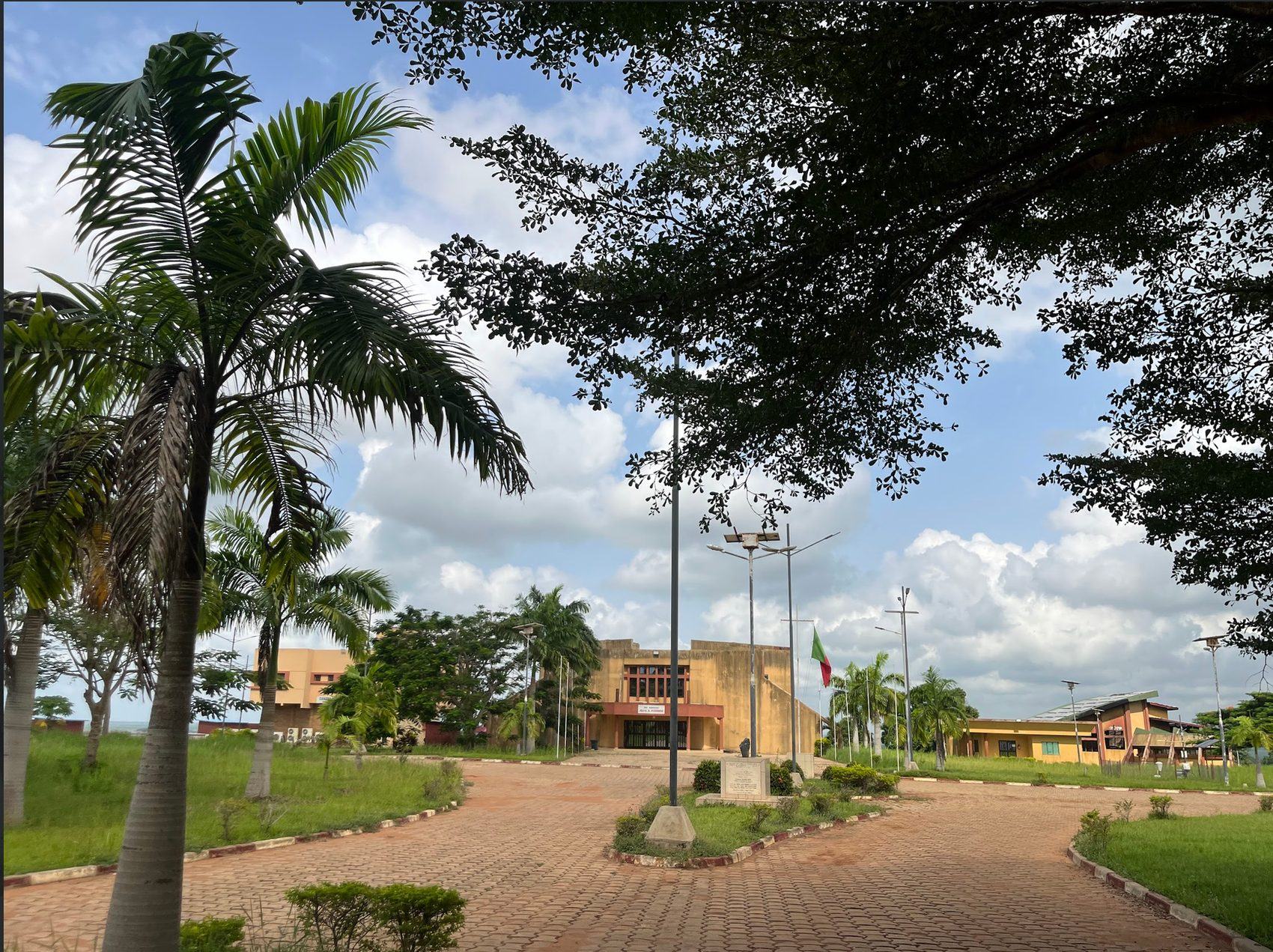 Bâtiment principal de l'IMSP avec le drapeau du Bénin