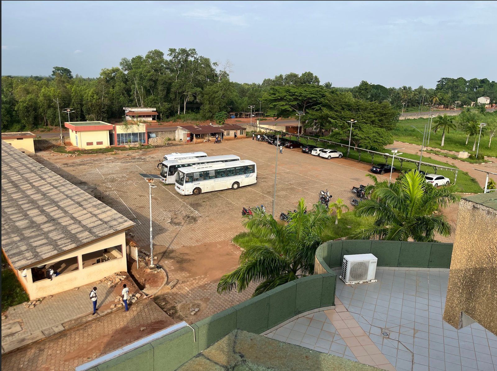 Esplanade et stationnement du campus de l'IMSP