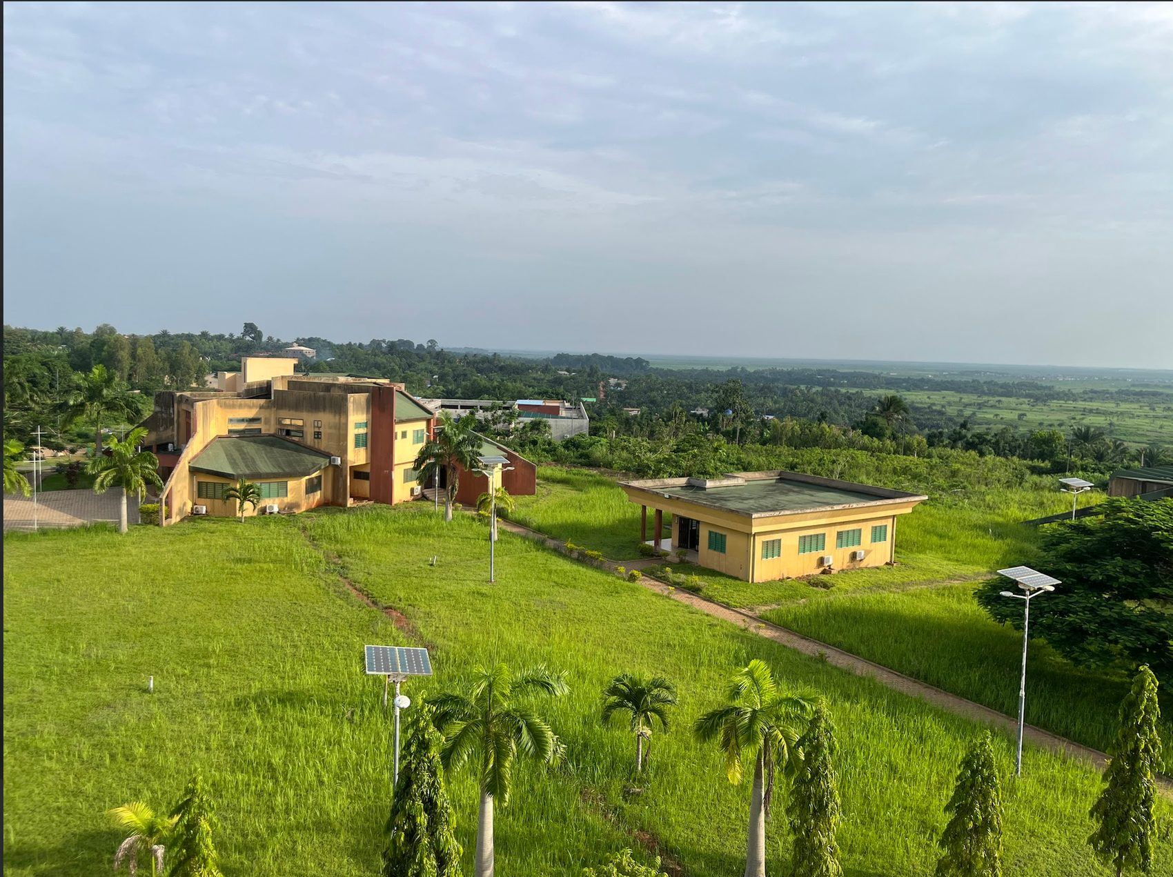 Vue d'ensemble du campus de l'IMSP et de la plaine environnante